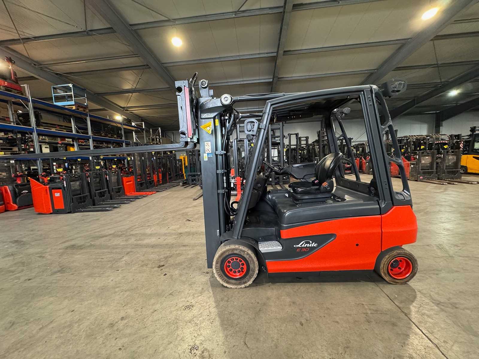 2018 Service + UVV 02/2027 Linde E30L 3.000kg Triplex 468cm 3.+4. Valve Fork Adjuster Electric Forklift Forklift 11.229 hours