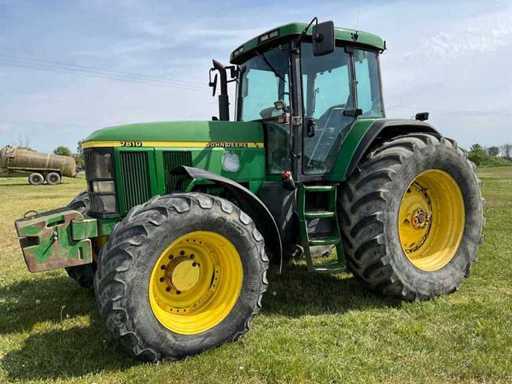 Trattore John Deere 7810 a trazione integrale del 2001