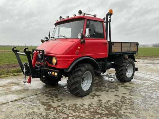 Véhicule agricole Mercedes-Benz Unimog 421