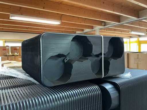 Dużo czarnych tacek Norm Pack 404, 4 otwory (1250x)