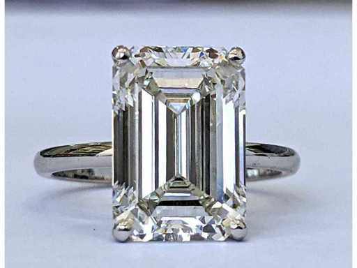 Jewellery with diamonds