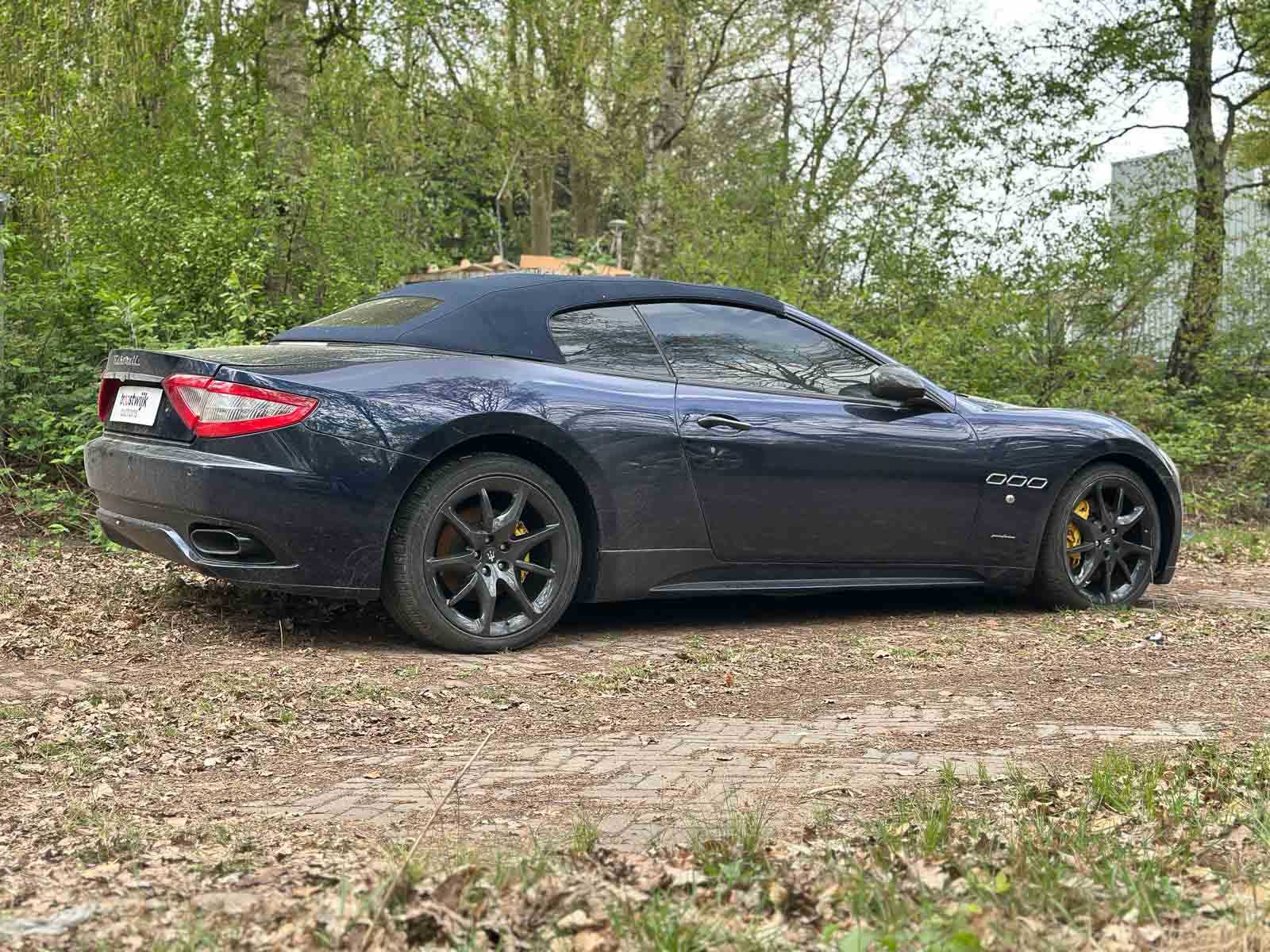 Maserati GranCabrio 4.7 V8 MC line 440pk 2012