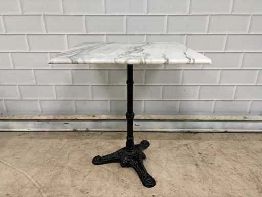 Marmurowy stół ze stalową podstawą