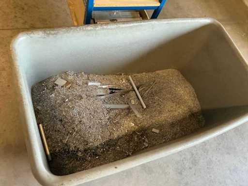 Contenitore mobile in plastica con residui di segatura in alluminio