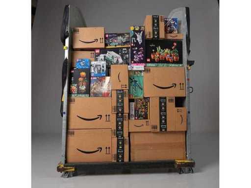 Amazon, Lego und Weiteres - Spielzeugpalette mit Amazon Paketen und Lego