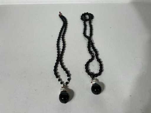 Various necklaces (2x)