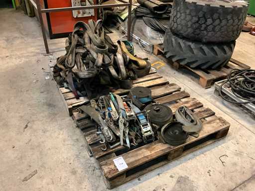 Partij hijsbanden en riemen