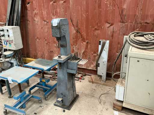 Mașină pneumatică de perforat