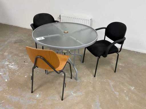 Tisch und Stühle