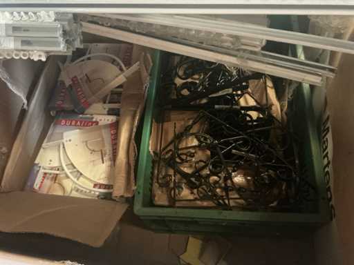 Différents supports d’étagères en boîte