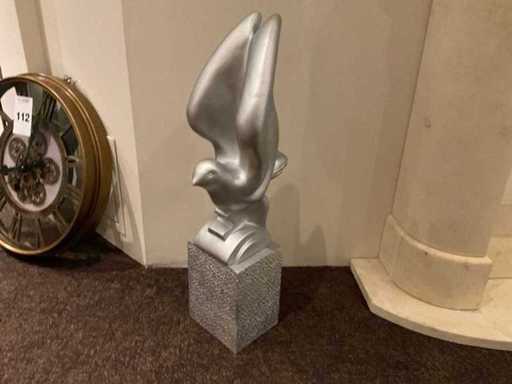 Statuia unei păsări pe piedestal (2x)