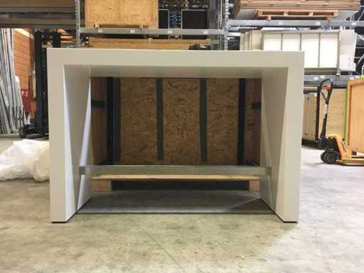 Stehtisch mit Vitrine