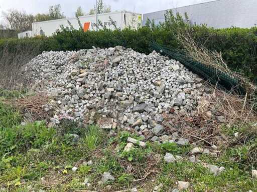 Un număr mare de diverse pietre cubice