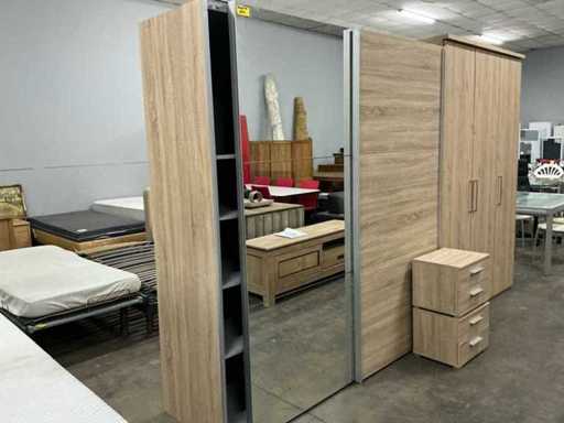 Portes coulissantes d’armoire de rangement avec miroir. Y compris 2 tables de chevet