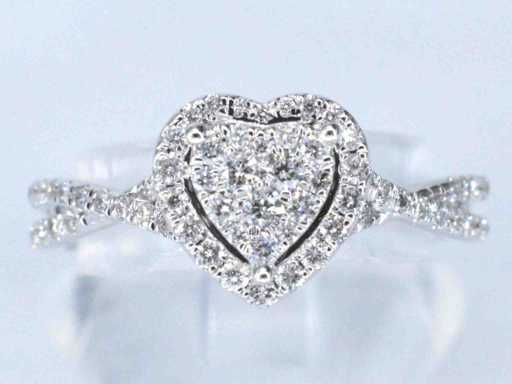 Witgouden hartvormige entourage ring met diamanten