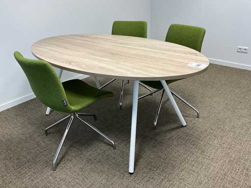 Stół konferencyjny z trzema przewodniczącymi konferencyjnymi