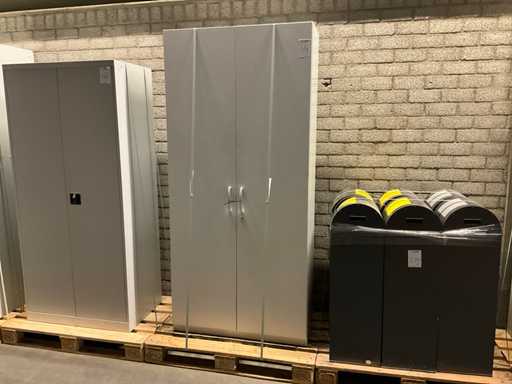 Armadio in legno a due porte