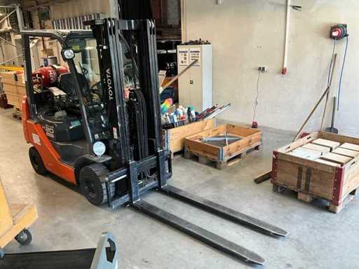 TOYOTA Tonero 2.0 Gas-Gabelstapler, 700 Betriebsstunden, Triplexmast 4700mm Hubhöhe, UVV, StVo, Beleuchtung 