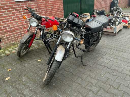 Yamaha XS 500 (2x) mit einer Charge von XS500-Motorteilen