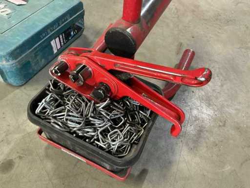 Strap closure device