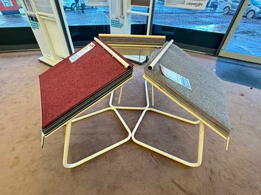 Stalowa ekspozycja z przykładowym dywanem (28x)