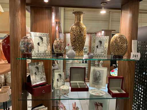 chinees porselein en divers decoratiemateriaal