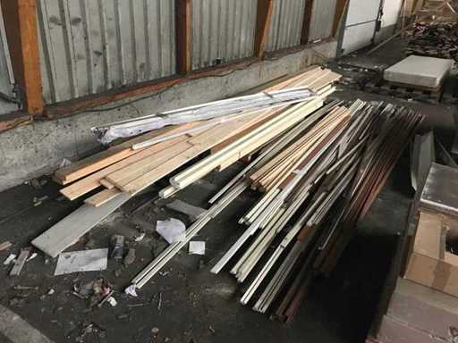 Série de diverses lattes et planches de bois