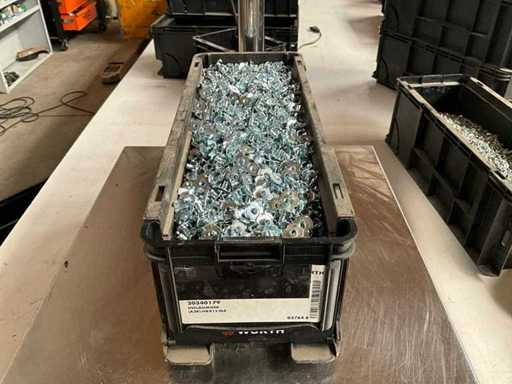 Würth 10,00 kg Mutter H8x15 M4 in einen stapelbaren Behälter setzen