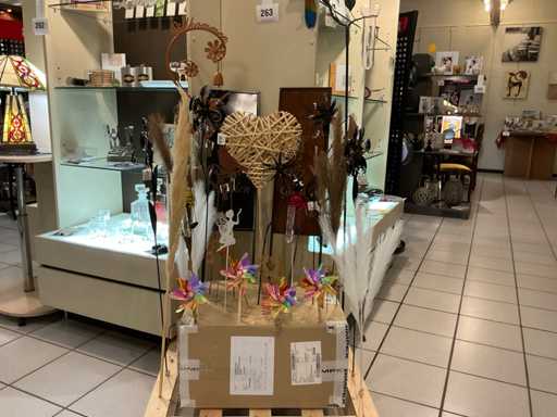 Diverse tuindecoratie met tuinstekers en pluviometers