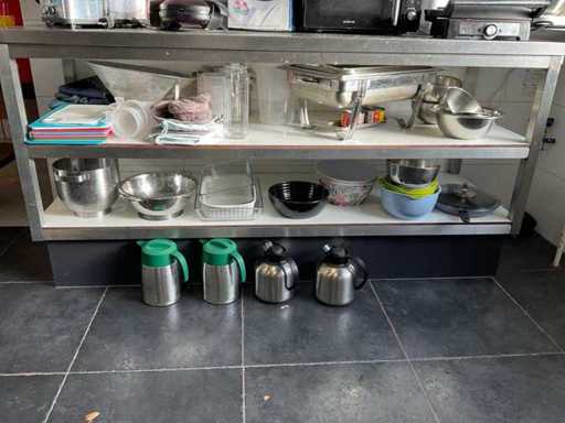 Partia różnych przyborów kuchennych