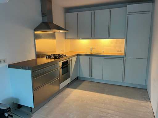 Cucina con elettrodomestici