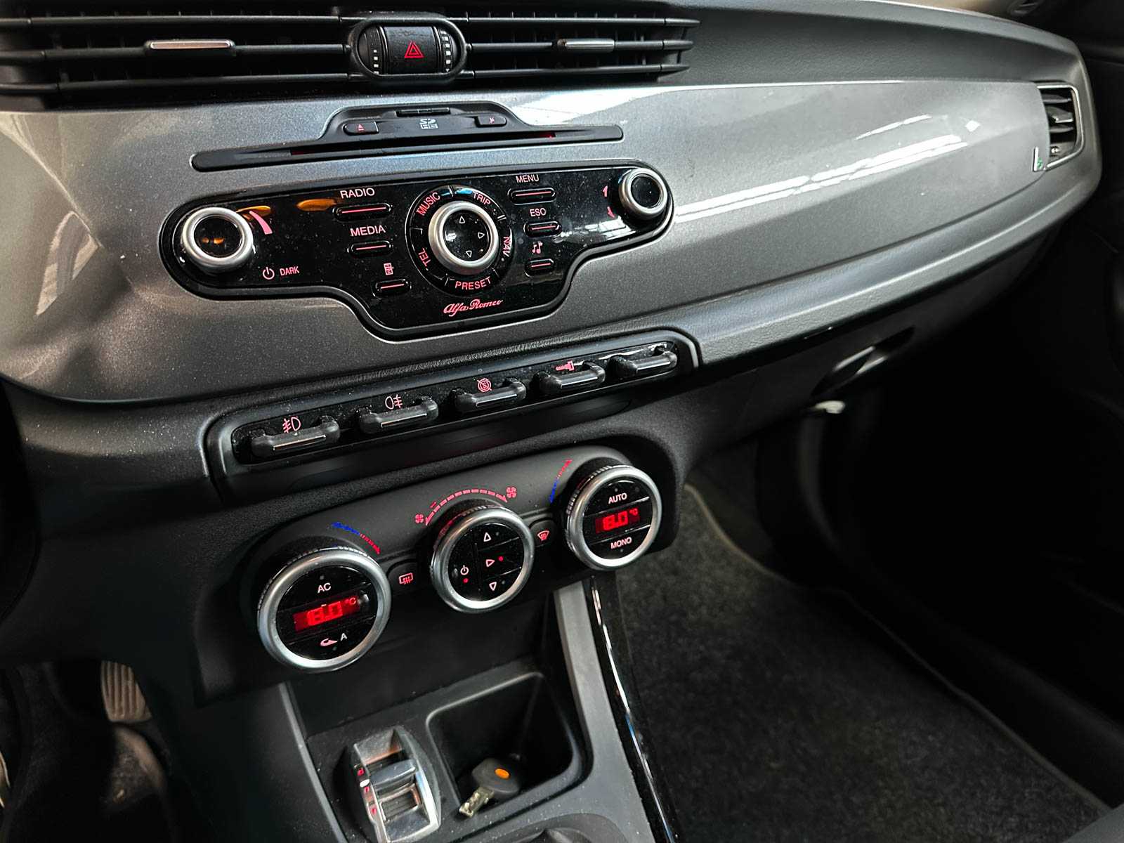 Alfa Romeo Giulietta 1.4 T Distinctive 170pk 2012 (Origineel-NL), 00-XKP-5