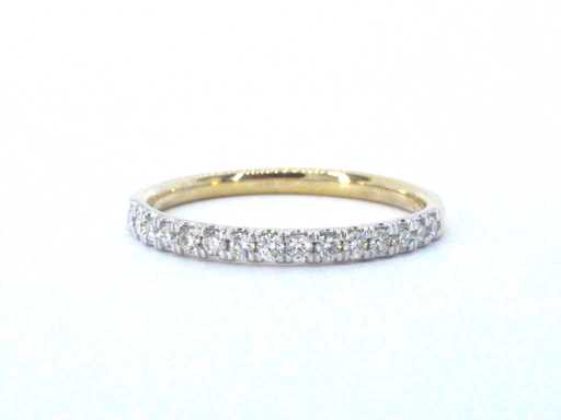 Goldener Ring mit Diamanten