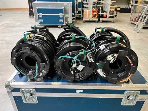 Palette, randvoll mit SC-Glasfaserkabeln, Kabeltrommeln, DSL-Module & Zubehör