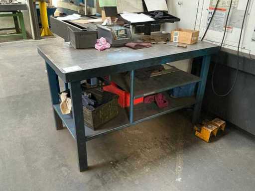 Metalen tafel
