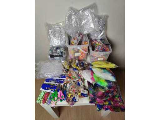 Playbox - Houten parels - Plastic parels - Knutselkristalsteentjes - Schaartjes - Bedeltjes - Knutselmateriaal - Veren