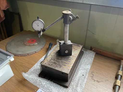 Comparador con soporte de medición magnético