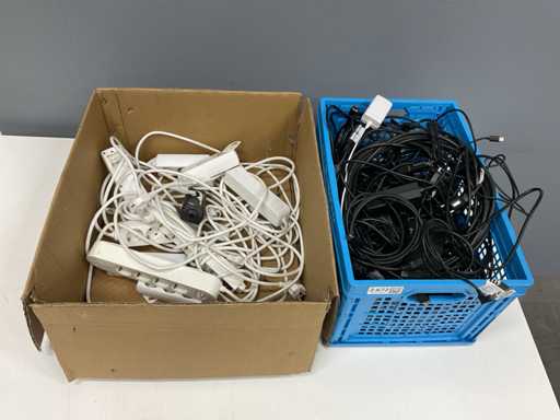 Partia listew zasilających i okablowania