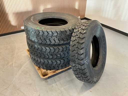 4x 295/80 R22.5 Pneu de camion rechapé