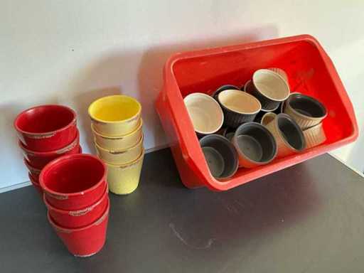 Divers pots en pierre.