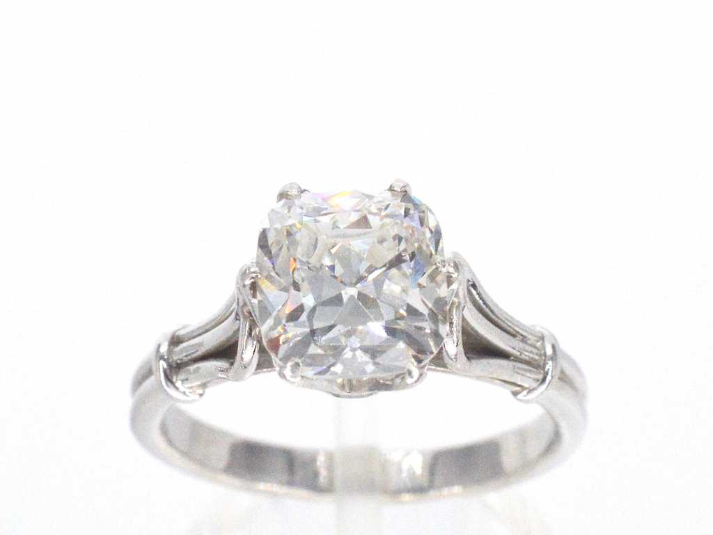 Inelul Platina a întâlnit diamantul de 2,84 carate