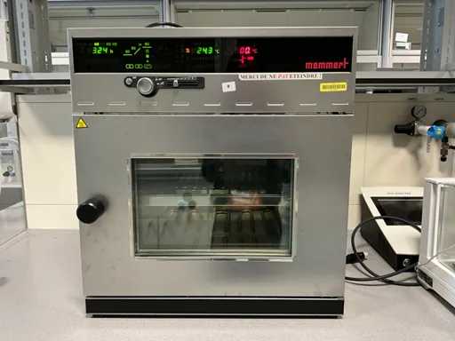 MEMMERT UNE200 Oven
