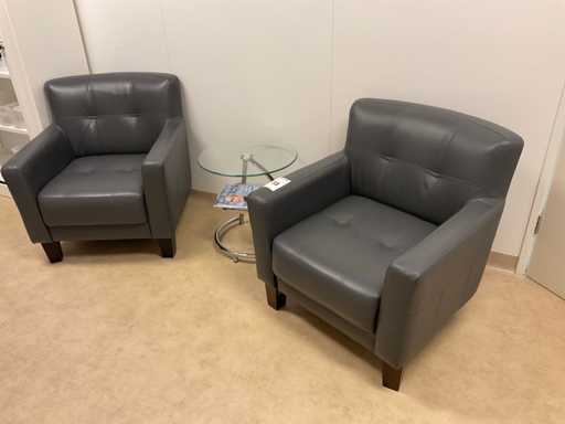 Sessel mit Glas-Beistelltisch (2x)