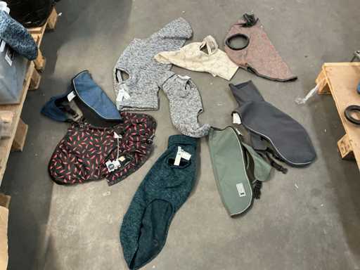 Partij diverse jumpers en body’s voor honden