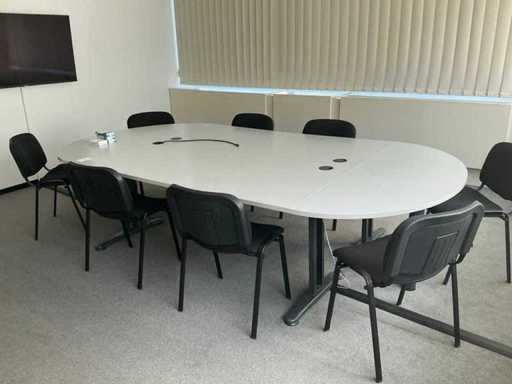 Vergadertafel met stoelen