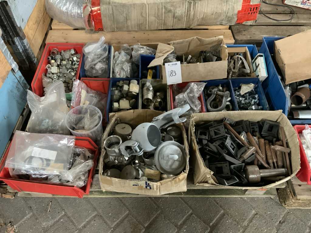 Batch of fasteners and accessories