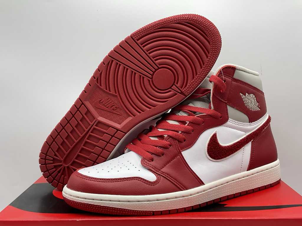 Nike Air Jordan 1 Retro High OG Varsity Red Adidași pentru femei 44 1/2