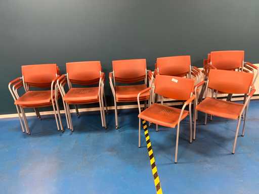 Muchas sillas de comedor (17 veces)