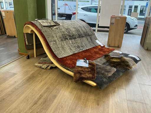 Expoziție de covoare din lemn