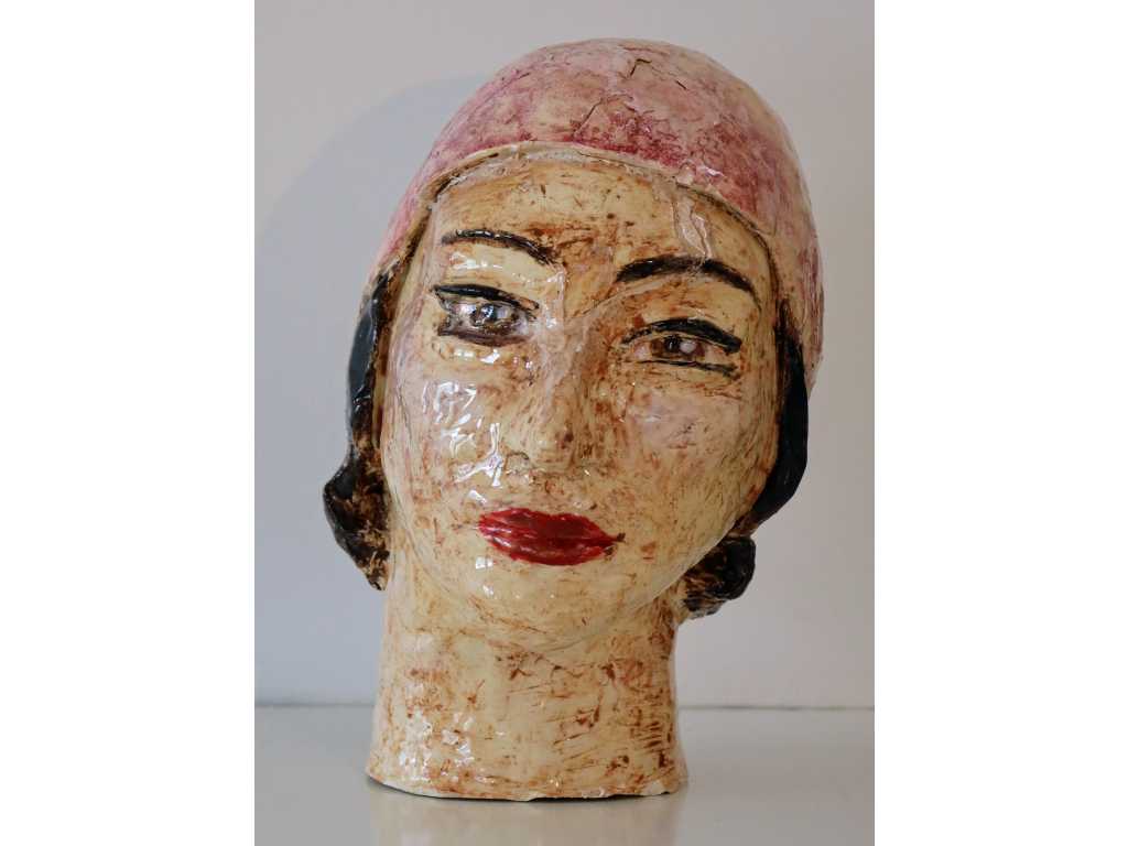 Beeld in keramiek "Dame met roze hoedje" van kunstenares Daem Geertrui